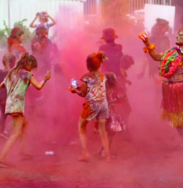 Moscow Russia July 2018 Throwing Color Holi Color Festival Happy — Stock Photo, Image