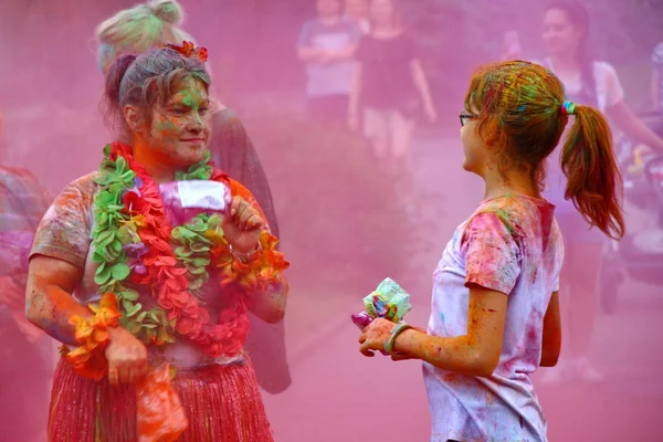 Moscow Russia July 2018 Throwing Color Holi Color Festival Happy — Stock Photo, Image