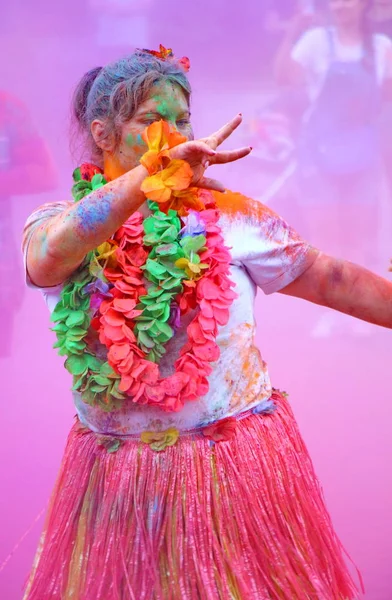 Moscow Russia July 2018 Throwing Color Holi Color Festival Happy — Stock Photo, Image