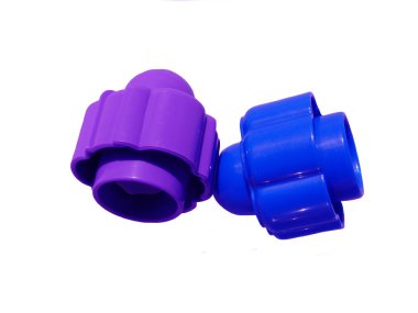 İki birim geometrik şekiller üzerinde beyaz soyut