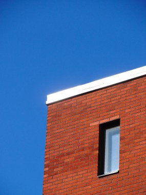 Kırmızı duvar ve mavi gökyüzü penceresi