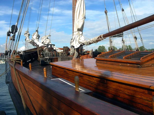 Futter und ein Mast eines alten Schiffes — Stockfoto