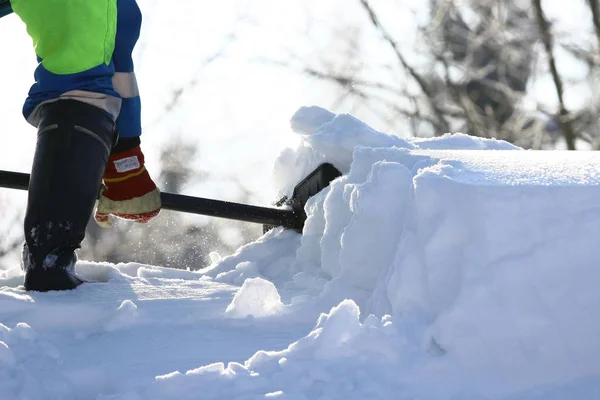 Odklízení sněhu. Pracovní čistí silnice od sněhu — Stock fotografie