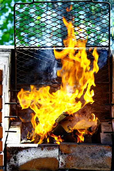 Grill, kol och brinnande lågor — Stockfoto