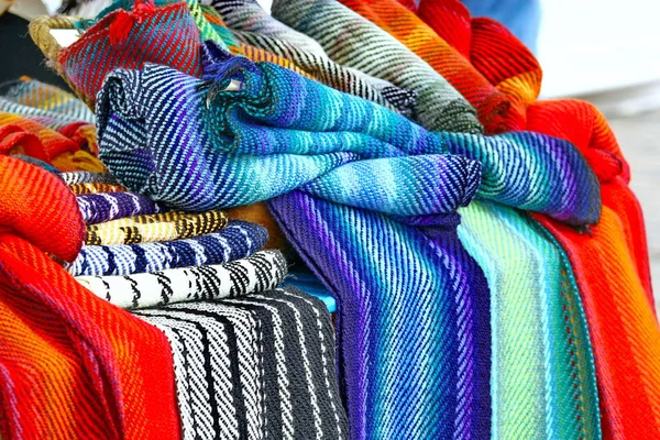 Värikkäät huivit torilla. Tekstiilien värit . — kuvapankkivalokuva