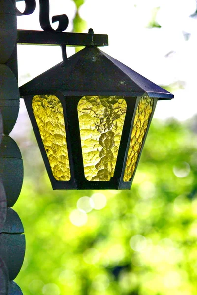 Dövme metal eski fener. Eski sokak metal lamba