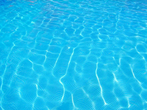 Superfície da piscina azul, fundo de água na piscina. — Fotografia de Stock