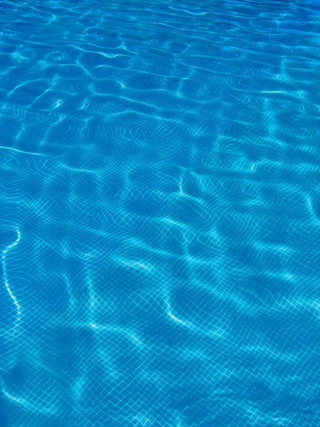 Surface de la piscine bleue, fond d'eau dans la piscine. — Photo