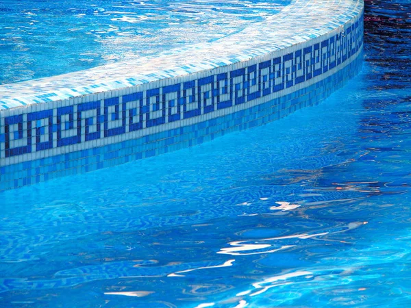 Lindamente projetado linha curvilínea de piscina azul — Fotografia de Stock