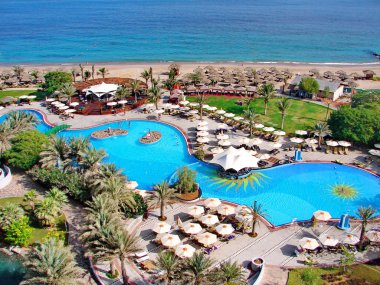 Sahilde otel Havuzu. Le Meridien Al Aqah Beach Resort, Birleşik Arap Emirlikleri