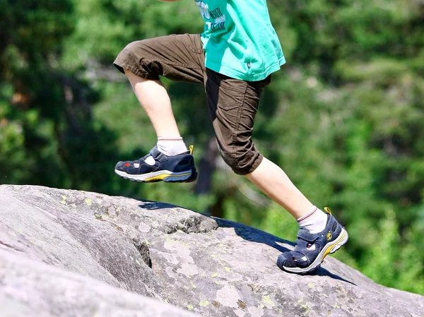 Hiking Up Steep Hill in Rocky Mountain — Stock Photo, Image