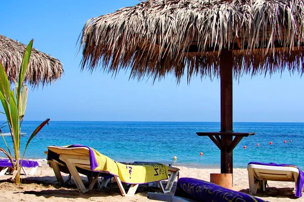 Sunchair and umbrellas on the sea beach — Stock Photo, Image