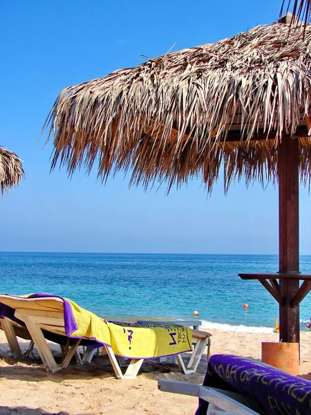 Cadeira de sol e guarda-sóis na praia do mar — Fotografia de Stock
