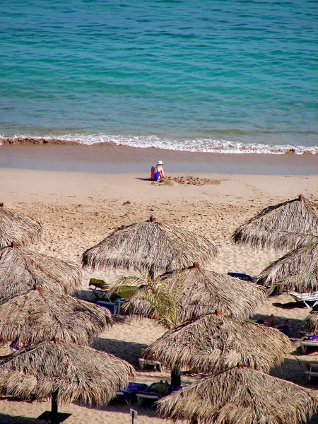 Sunchairs and umbrellas on the sea beach — Stock Photo, Image