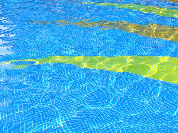 Água da piscina. Ondulações de água em uma piscina — Fotografia de Stock