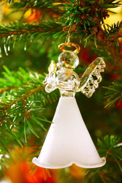 Anjo segurando vela na árvore de Natal — Fotografia de Stock