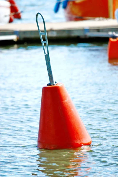 Червоний плавучий басейн на парковці човна — стокове фото