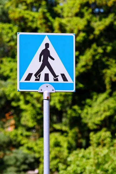 Blå vägen varningsskylt med fotgängare symbol — Stockfoto