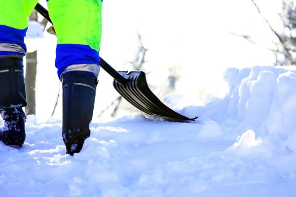 Sneeuwruimen. Werkende reinigt weg van sneeuw — Stockfoto