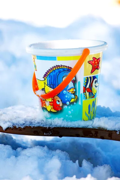 Los juguetes invernales infantiles la pala y el cubo con la nieve — Foto de Stock