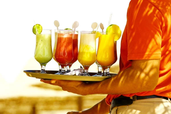 Drinks on the beach. Waiter serving drinks and cocktails on beach — Stock Photo, Image