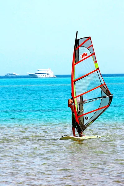 Windsurfing. Surfer, wykonując w spokojnej morza lub oceanu — Zdjęcie stockowe