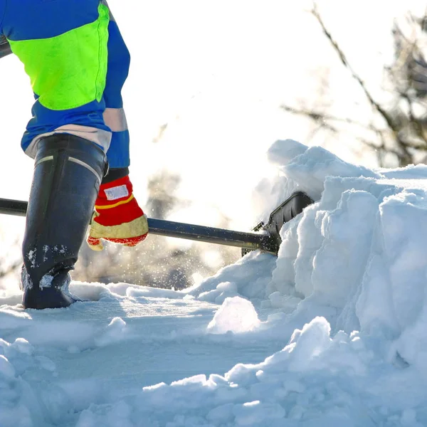 Remoção de neve. Trabalhar limpa a estrada de uma neve — Fotografia de Stock