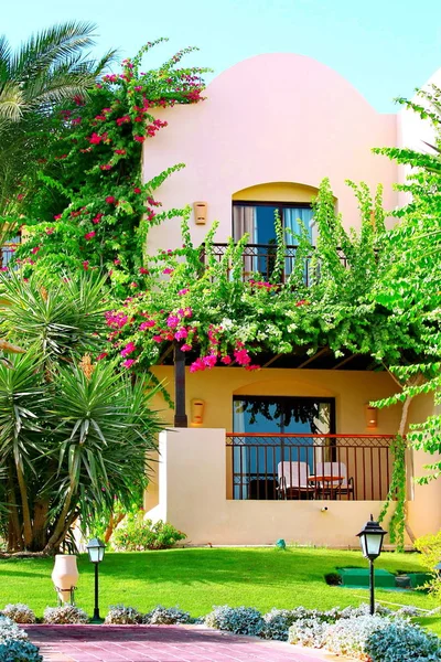 Villa de vacances dans un jardin tropical avec de belles fleurs — Photo