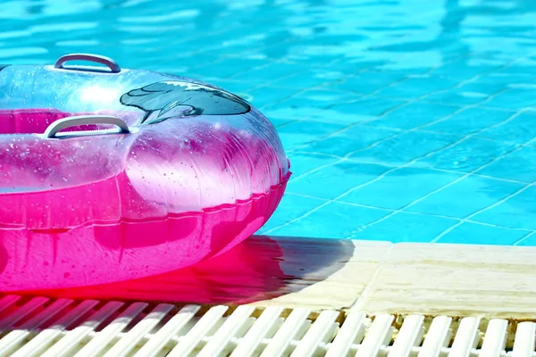 Tubo redondo inflável rosa na piscina — Fotografia de Stock