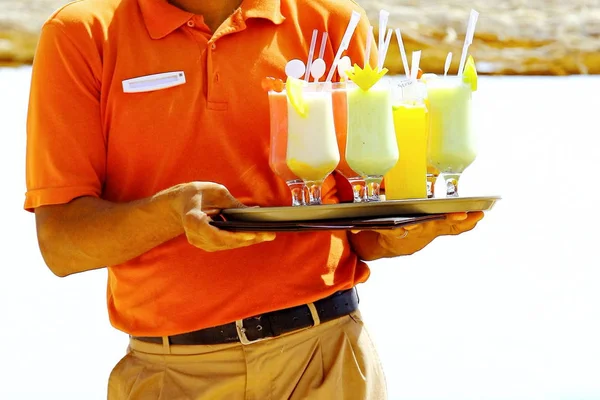 Waiter serving drinks, cocktail on the beach — Stock Photo, Image