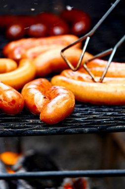Barbekü. Tel raf üzerinde ızgara sosis, yakın çekim
