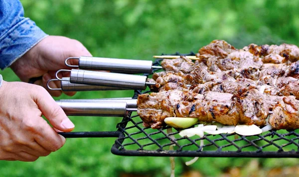Männerhände beim Grillen mit Fleisch — Stockfoto