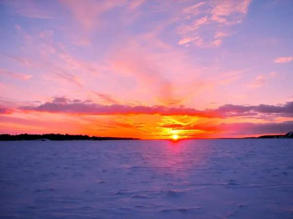Зимний закат над замерзшим Балтийским морем в Финляндии — стоковое фото