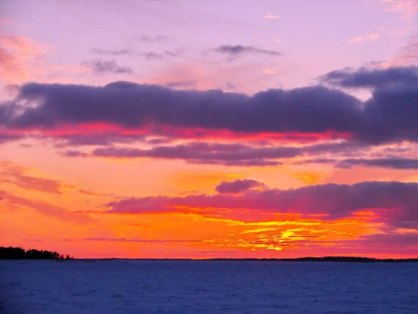 Zonsondergang in de winter over de bevroren Oostzee in Finland — Stockfoto