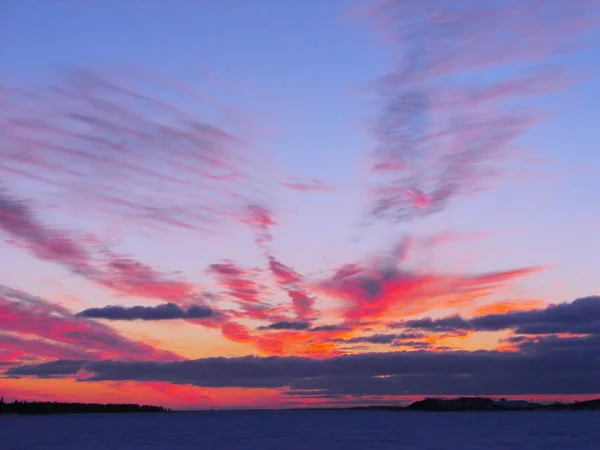 Coucher de soleil hivernal sur la mer Baltique gelée en Finlande — Photo