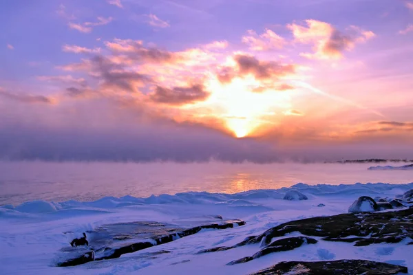 Günbatımı ve soğuk sis yayılır kuzey deniz buz gibi — Stok fotoğraf