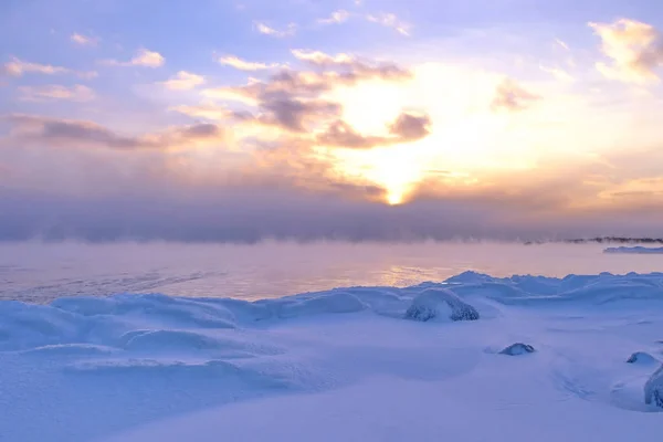 Coucher de soleil et brouillard froid se répandent sur la mer du Nord gelée — Photo