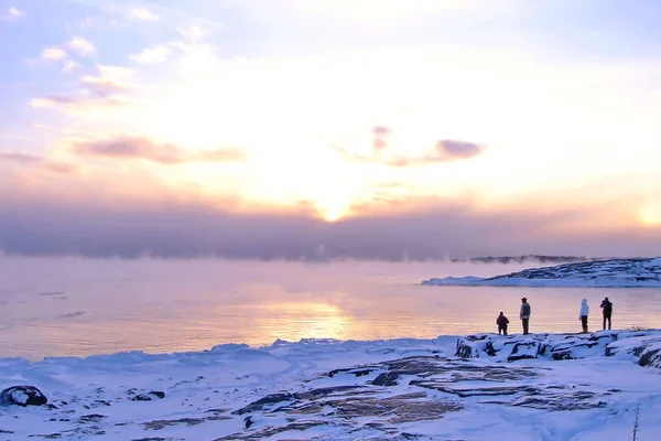 Solnedgång och kall dimma sprider sig över frysning norra havet — Stockfoto