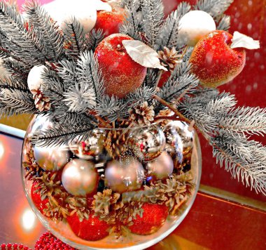Noel tatil kompozisyon kırmızı elmalar, gümüş toplar, andglass vazo ile