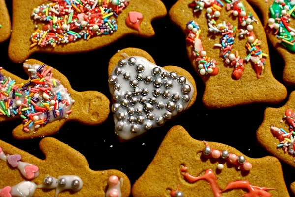 Hemlagade pepparkakor på ett mörkt bord — Stockfoto