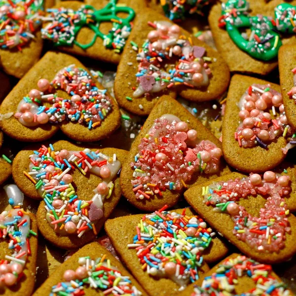 Biscoitos de Natal caseiros em uma mesa escura — Fotografia de Stock