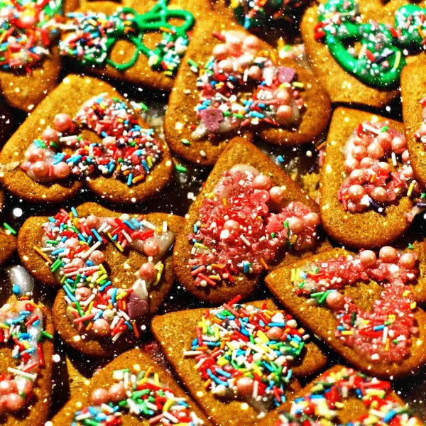 Домашнее рождественское печенье на тёмном столе — стоковое фото