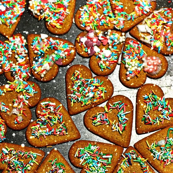 Biscuits de Noël faits maison sur une table sombre — Photo