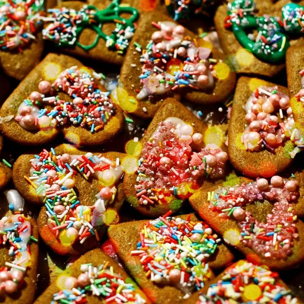 Biscoitos de Natal caseiros em uma mesa escura — Fotografia de Stock