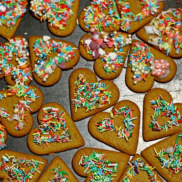 Hemlagade pepparkakor på ett mörkt bord — Stockfoto