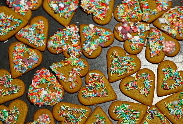 Домашнє різдвяне печиво на темному столі — стокове фото