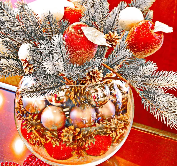 Χριστουγεννιάτικες διακοπές σε σύνθεση με κόκκινα μήλα και γυάλινο βάζο — Φωτογραφία Αρχείου