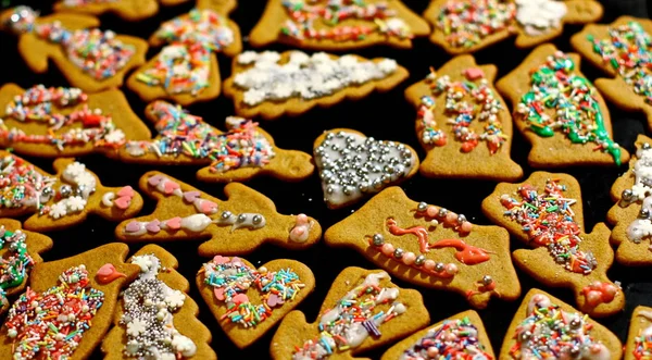 Hemlagade pepparkakor på ett mörkt bord — Stockfoto