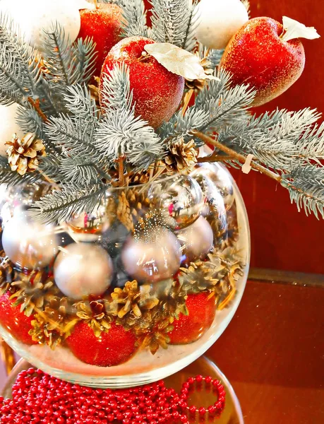 Χριστουγεννιάτικες διακοπές σε σύνθεση με κόκκινα μήλα, ασημένιες μπαλίτσες, andglass βάζο — Φωτογραφία Αρχείου