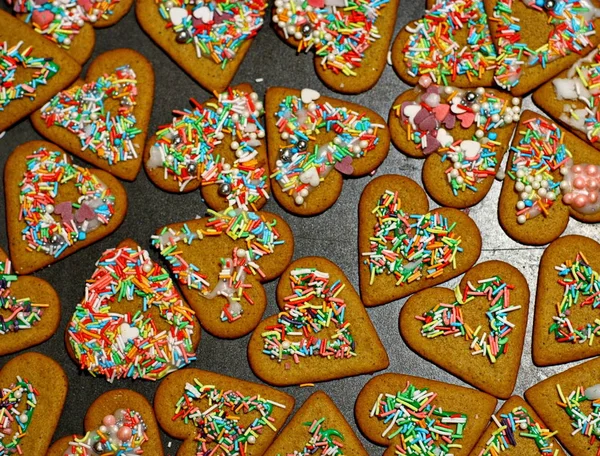 Hemlagade pepparkakor på ett mörkt bord — Stockfoto